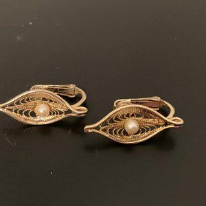 Sara Coventry Vintage  Gold Pearll Clip On Earrings
